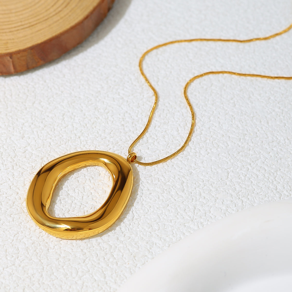Collana ovale dorata in metallo placcato – Immagine 2