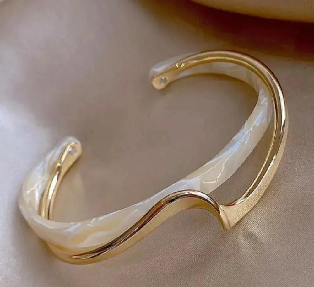 Elegante bracciale dorato con opale bianco – Immagine 1