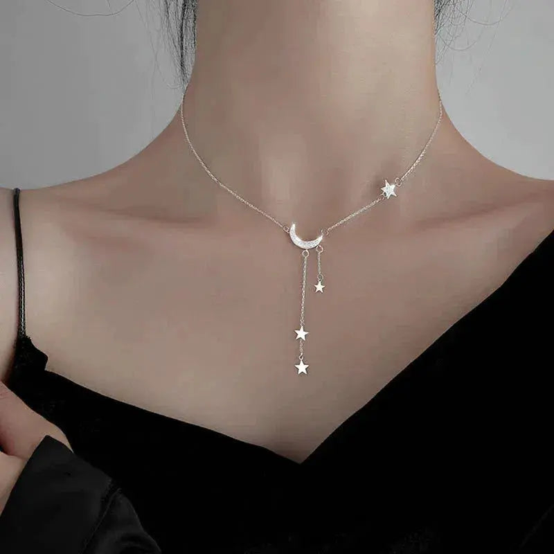 Elegante collana argentata con luna e stelle – Immagine 1