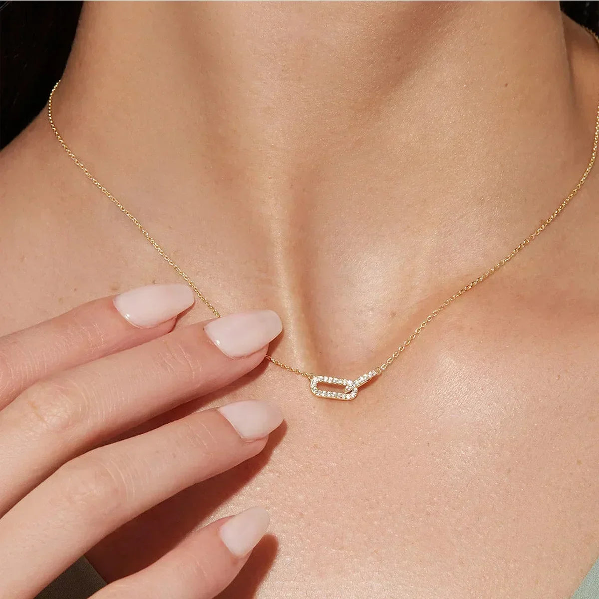 Elegante collana con ciondolo fiore in metallo ondulato – Immagine 1