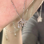 Elegante collana con ciondolo fiore in metallo ondulato – Modello 2 – Immagine 1
