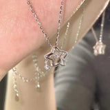 Elegante collana con ciondolo fiore in metallo ondulato – Modello 2 – Immagine 1