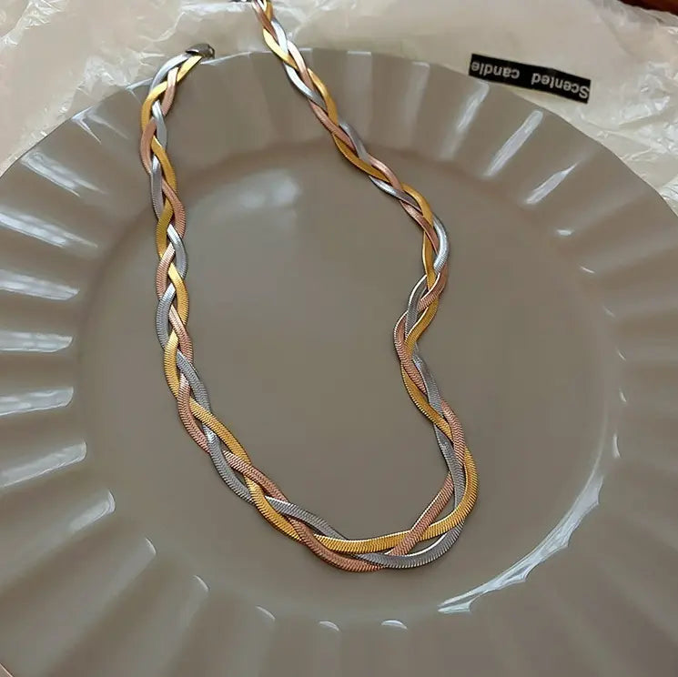 Elegante collana dorata e argentata – Immagine 1