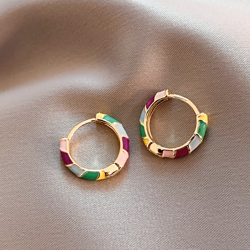 Eleganti orecchini con smalto dorato – Immagine 1
