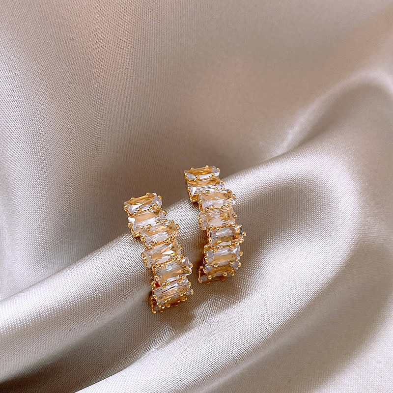 Eleganti orecchini dorati con zirconi scintillanti – Immagine 1