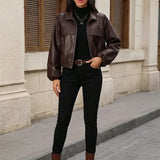 Giacca corta da donna in similpelle con tasche con zip