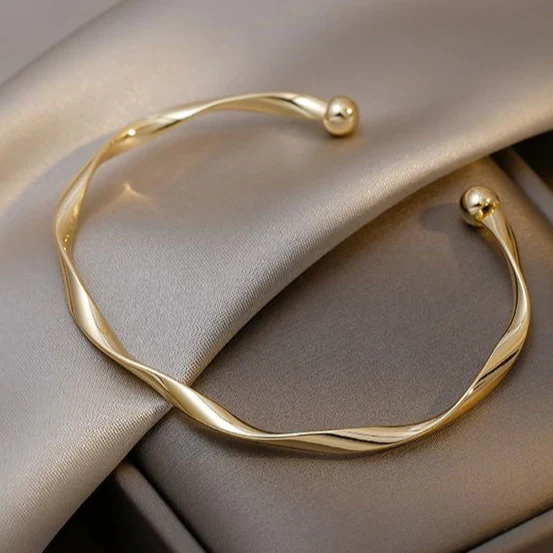 Bracciale dorato lucido aperto