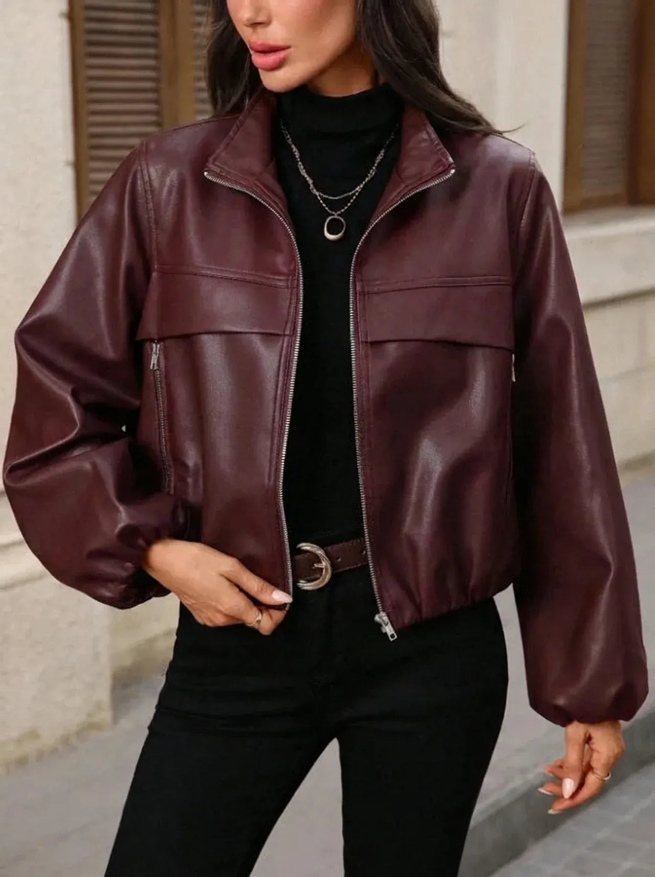 Giacca corta da donna in similpelle con tasche con zip