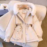 Cappotto invernale da donna con collo effetto pelliccia