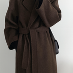 Cappotto lungo elegante da donna con cintura e revers
