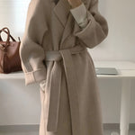 Cappotto lungo elegante da donna con cintura e revers