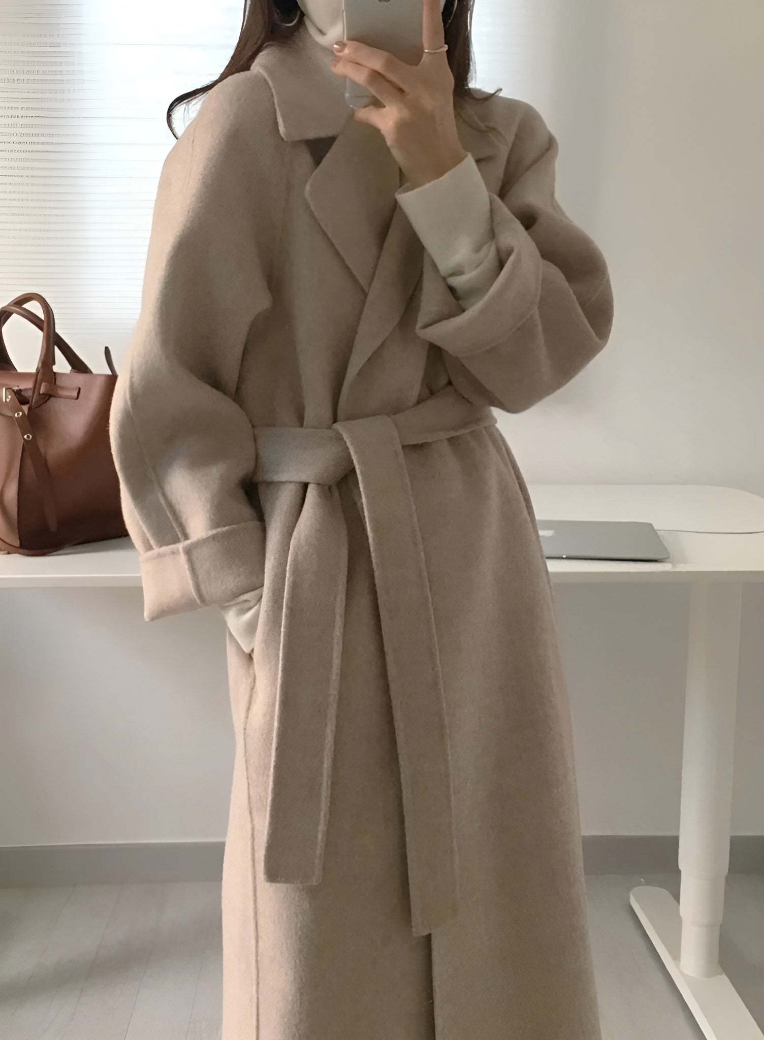 Cappotto lungo elegante da donna con cintura e revers