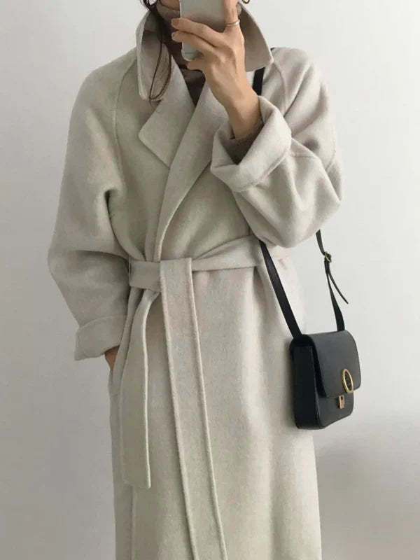 Cappotto lungo elegante da donna con cintura e revers