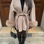 Cappotto da donna con cintura e maniche in pelliccia sintetica