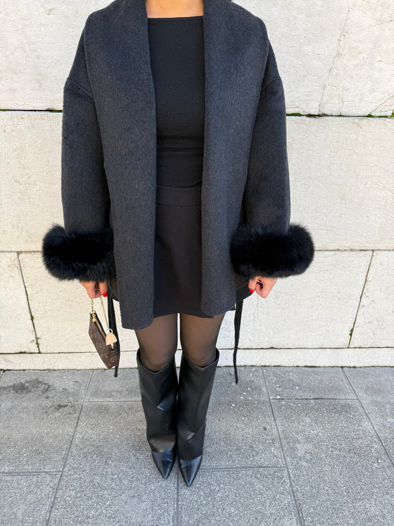 Cappotto da donna con cintura e maniche in pelliccia sintetica