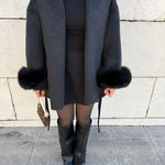 Cappotto da donna con cintura e maniche in pelliccia sintetica