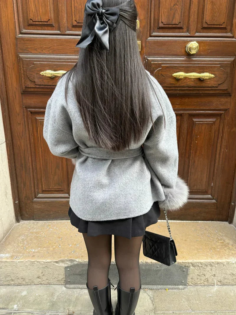 Cappotto da donna con cintura e maniche in pelliccia sintetica