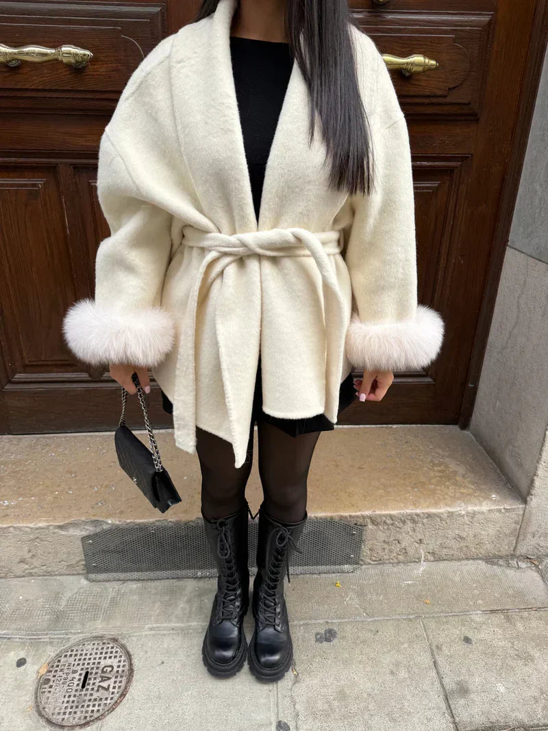 Cappotto da donna con cintura e maniche in pelliccia sintetica
