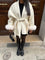 Cappotto da donna con cintura e maniche in pelliccia sintetica