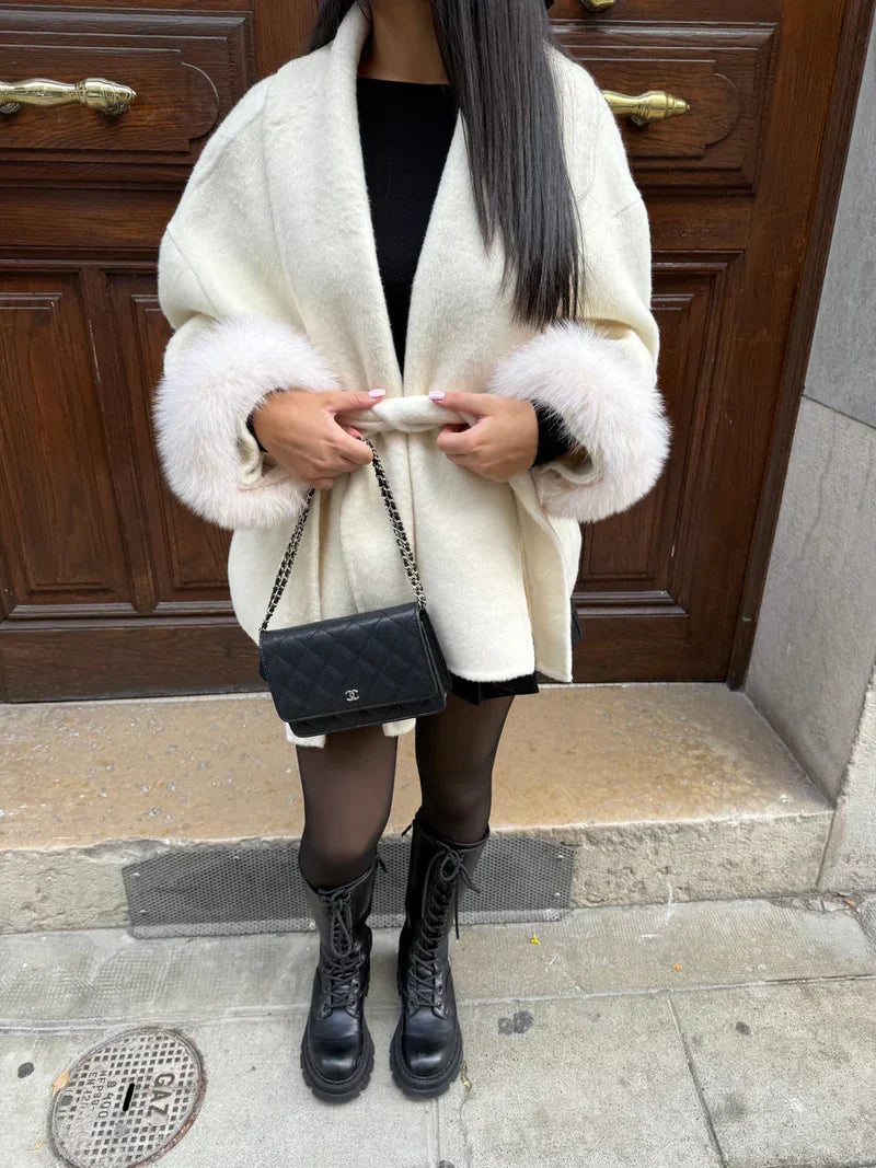 Cappotto da donna con cintura e maniche in pelliccia sintetica