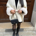 Cappotto da donna con cintura e maniche in pelliccia sintetica