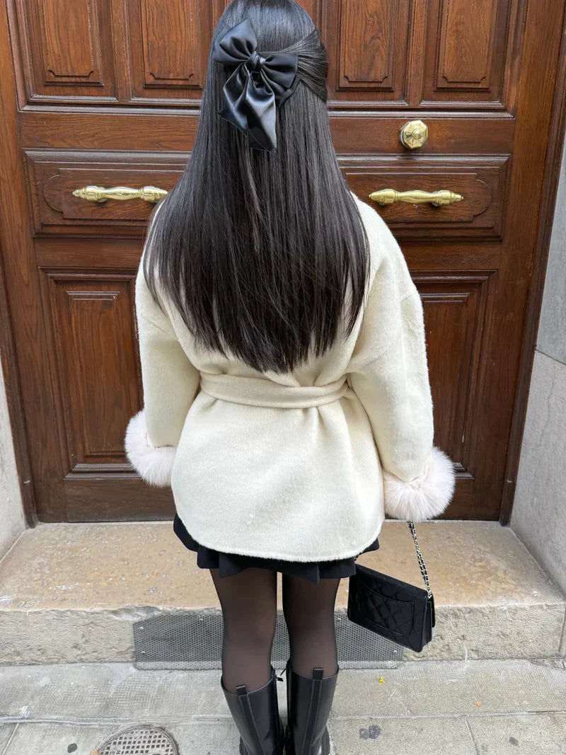 Cappotto da donna con cintura e maniche in pelliccia sintetica