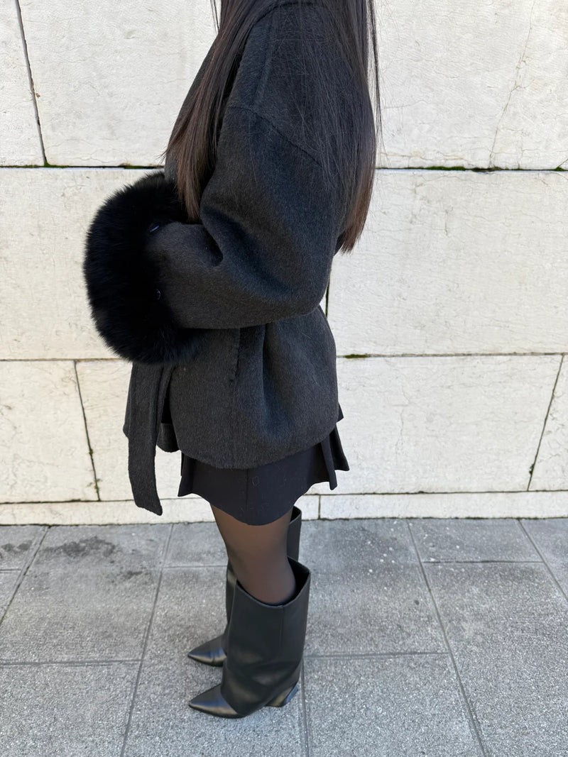 Cappotto da donna con cintura e maniche in pelliccia sintetica