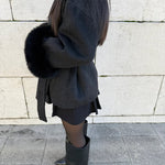 Cappotto da donna con cintura e maniche in pelliccia sintetica