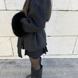 Cappotto da donna con cintura e maniche in pelliccia sintetica