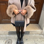 Cappotto da donna con cintura e maniche in pelliccia sintetica