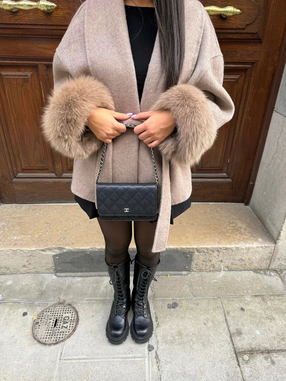 Cappotto da donna con cintura e maniche in pelliccia sintetica