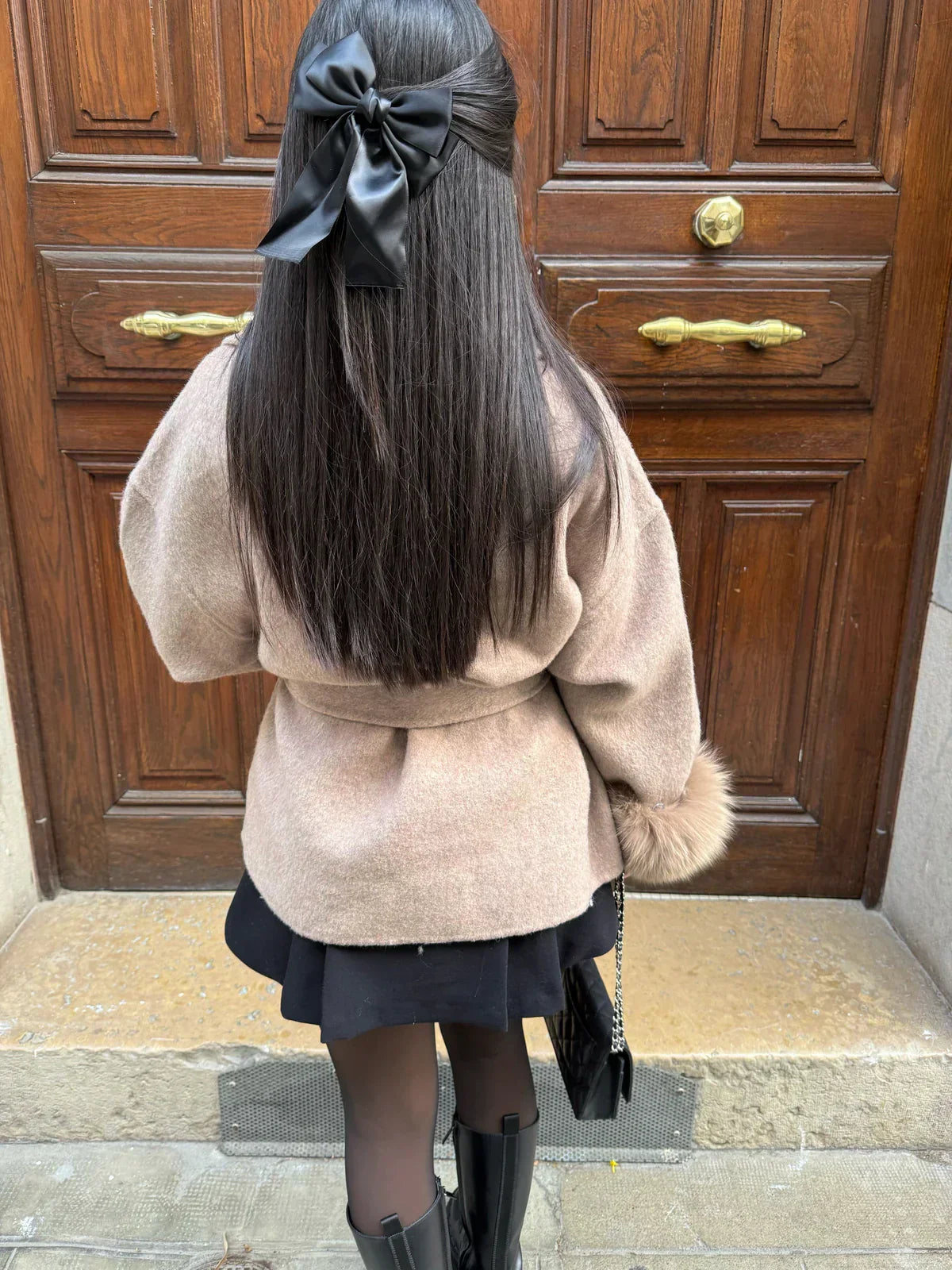 Cappotto da donna con cintura e maniche in pelliccia sintetica