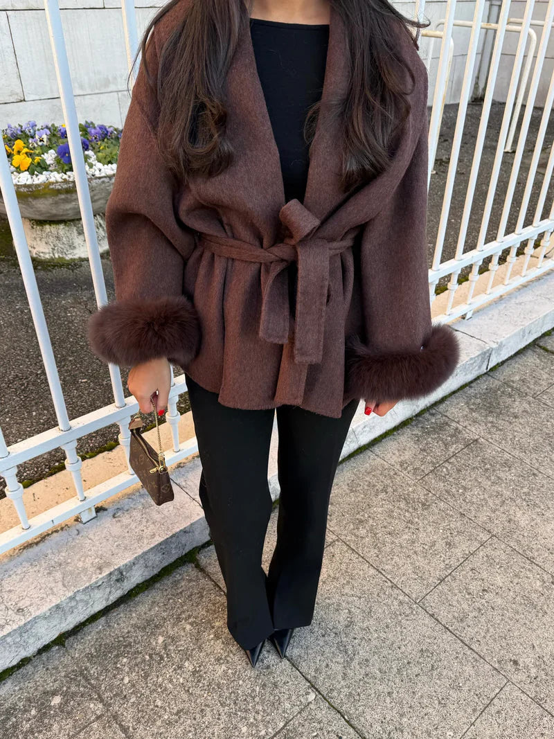 Cappotto da donna con cintura e maniche in pelliccia sintetica