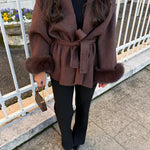 Cappotto da donna con cintura e maniche in pelliccia sintetica
