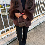 Cappotto da donna con cintura e maniche in pelliccia sintetica