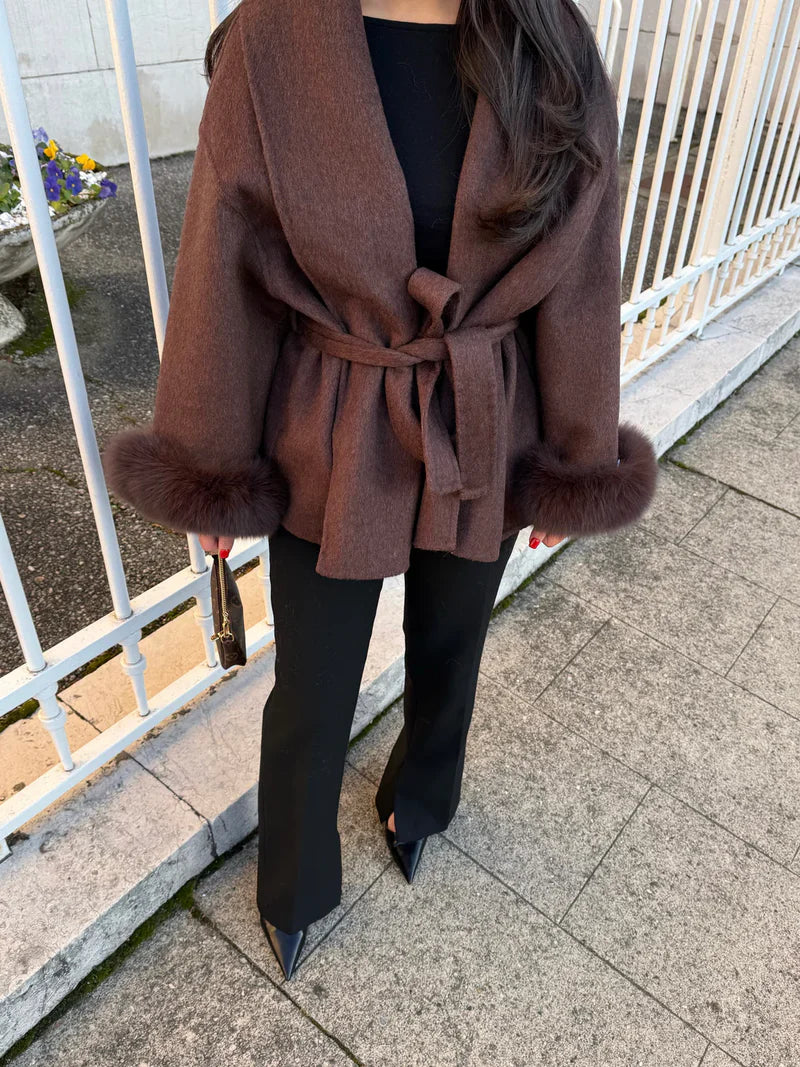 Cappotto da donna con cintura e maniche in pelliccia sintetica