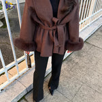 Cappotto da donna con cintura e maniche in pelliccia sintetica