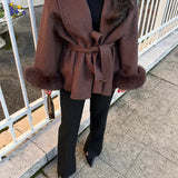 Cappotto da donna con cintura e maniche in pelliccia sintetica