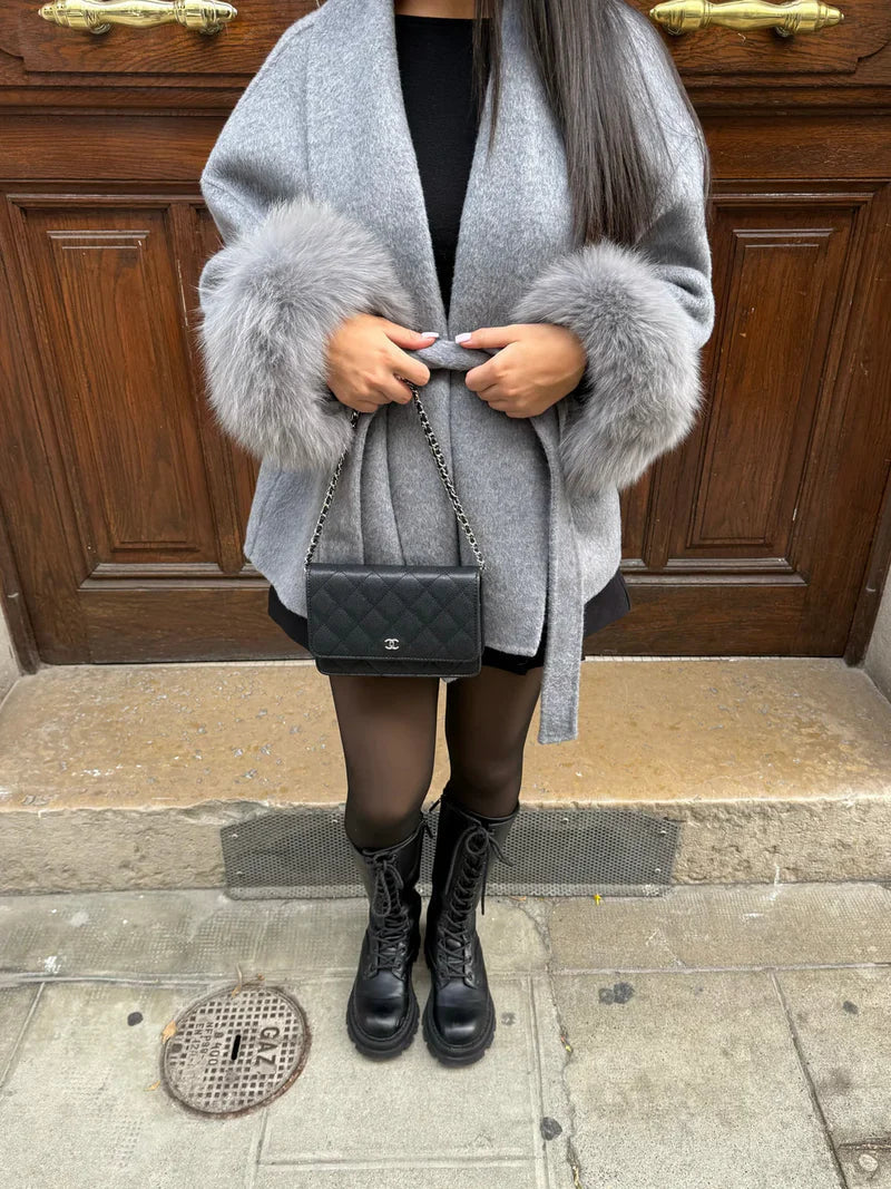 Cappotto da donna con cintura e maniche in pelliccia sintetica