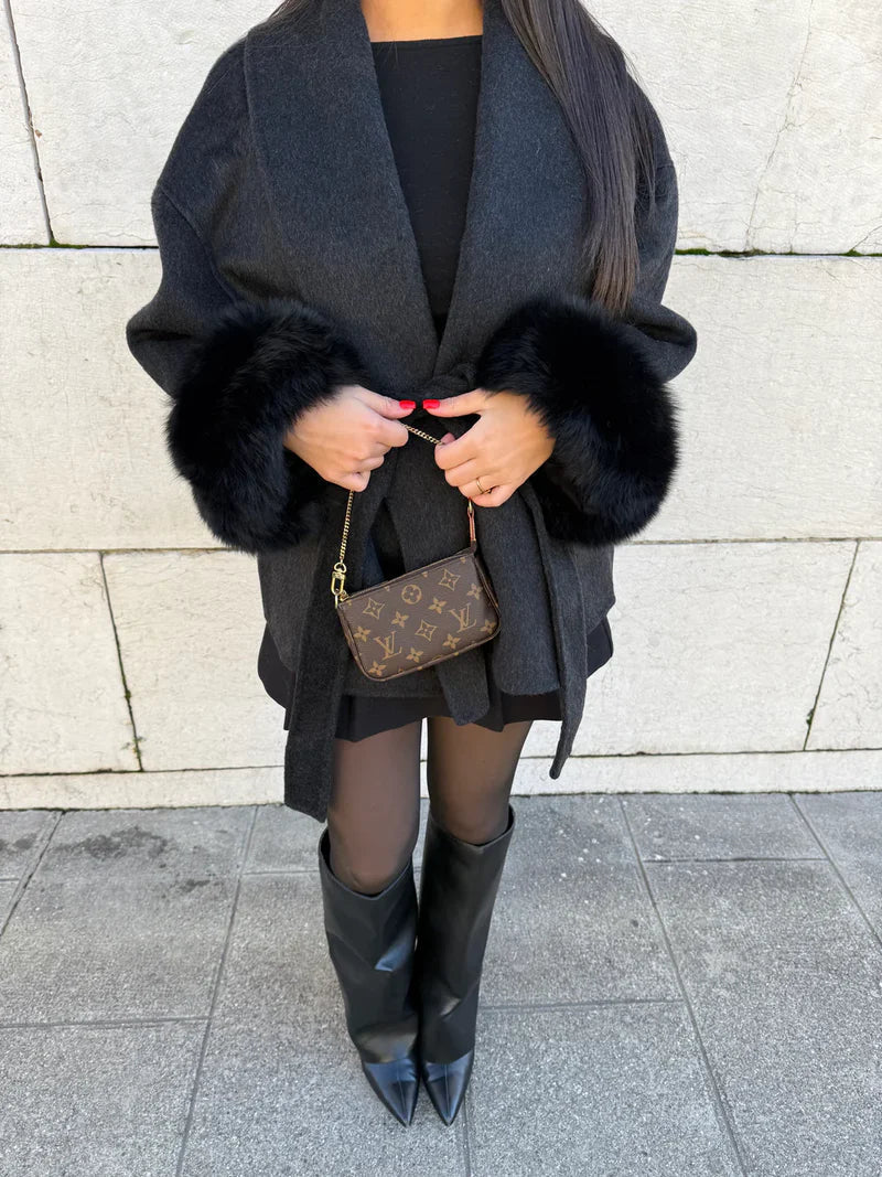 Cappotto da donna con cintura e maniche in pelliccia sintetica