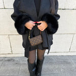 Cappotto da donna con cintura e maniche in pelliccia sintetica