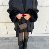 Cappotto da donna con cintura e maniche in pelliccia sintetica