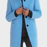 Cappotto elegante da donna con collo alto e bottoni