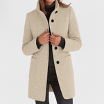 Cappotto elegante da donna con collo alto e bottoni