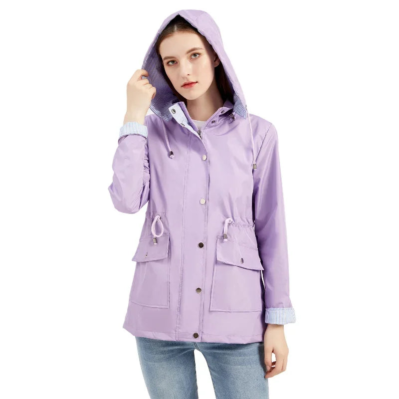 Giacca impermeabile da donna con cappuccio e bottoni