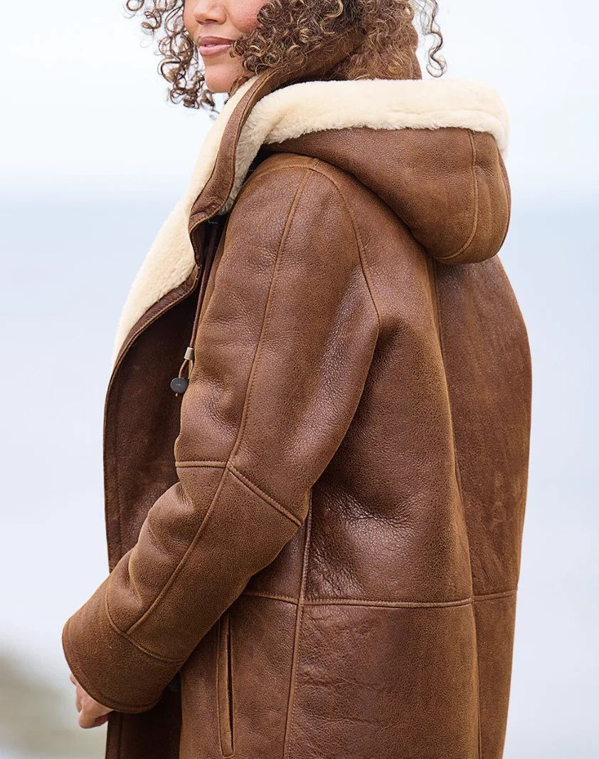 Cappotto da donna con cappuccio e alamari