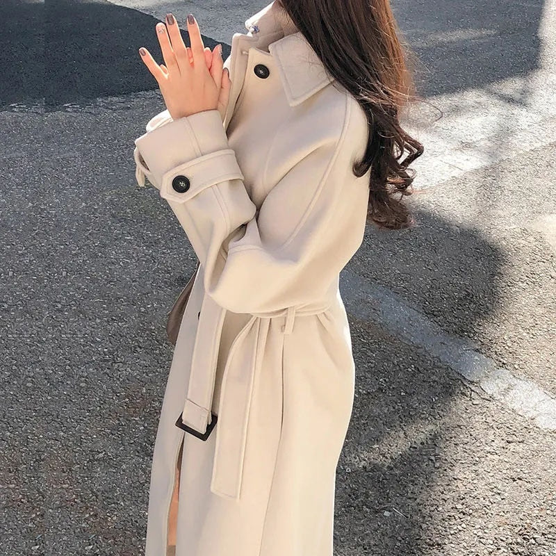Trench lungo da donna con vita sagomata e collo classico