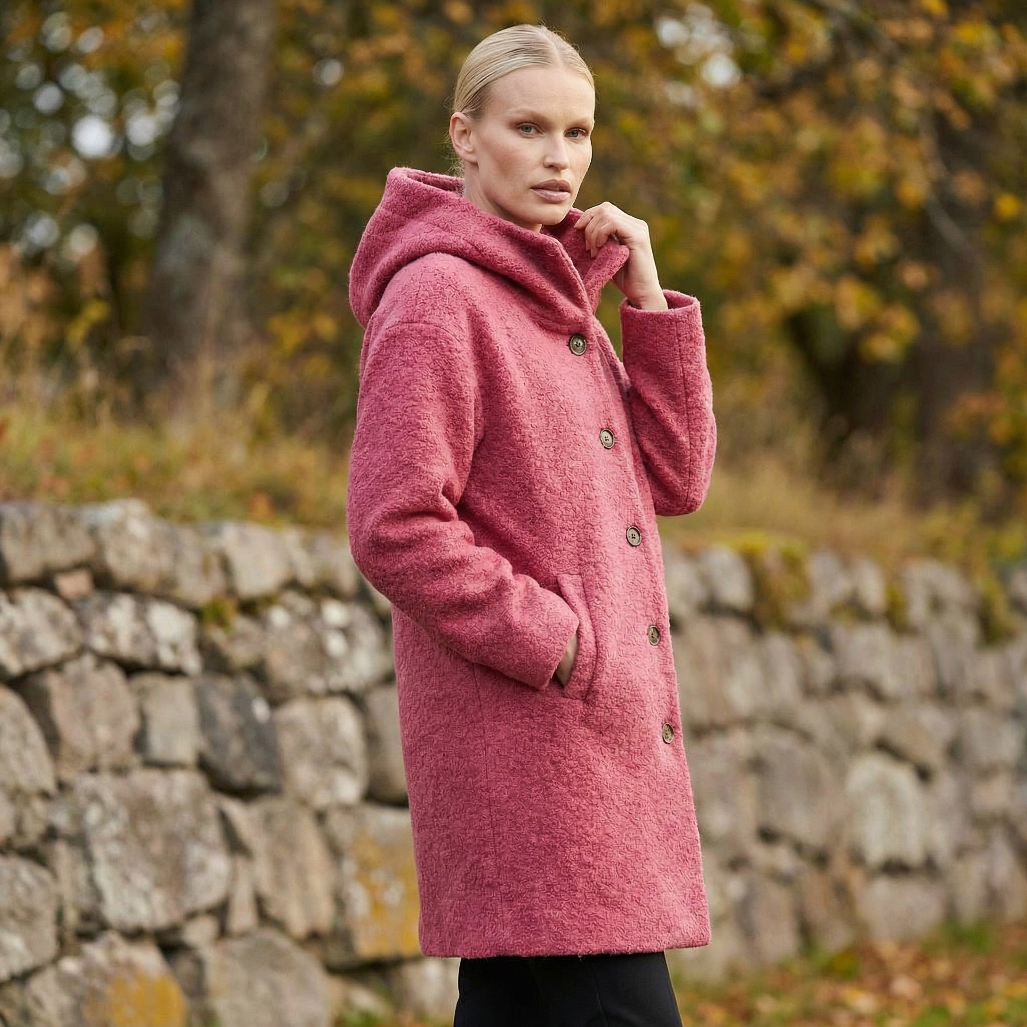 Cappotto invernale da donna con cappuccio, bottoni frontali e tasche