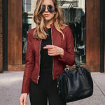 Giubbotto aderente in pelle sintetica – Eleganza audace per un look rock chic