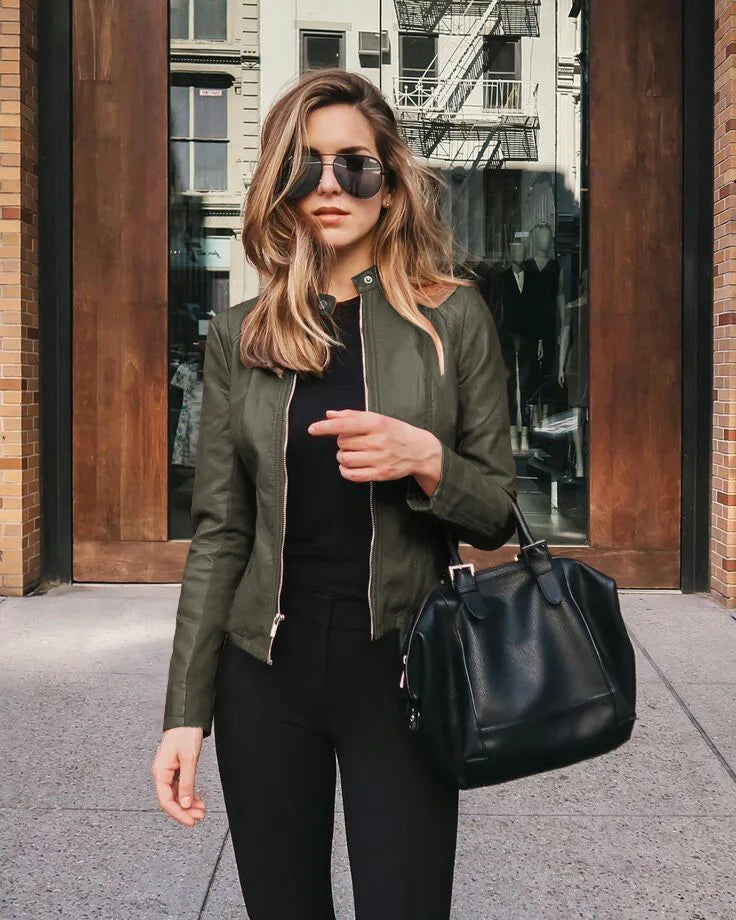 Giubbotto aderente in pelle sintetica – Eleganza audace per un look rock chic